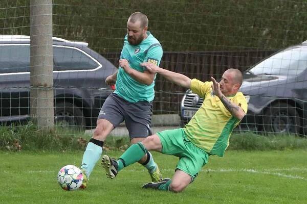 Fotbalisté Sosnové (modré dresy) doma porazili Brniště 4:2.