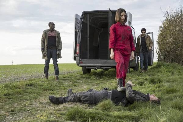 Humans - Epizoda 1 - Z filmu - Ivanno Jeremiah, Sonya Cassidy, Colin Morgan
