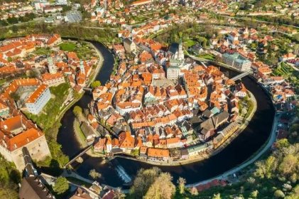 Letecký pohled na staré město Český Krumlov obklopeno řekou Vltavou. — Stock obrázek