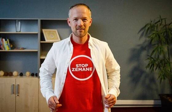 Investor Ondřej Tomek se na rozhovor pro iDNES.cz oblékl do trička, kterým dal...