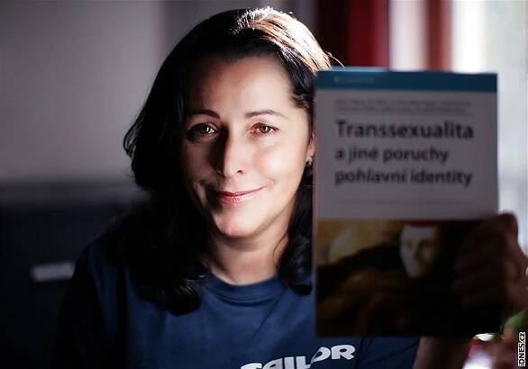 MUDr. Hana Fifková se svou knihou o transsexualitě