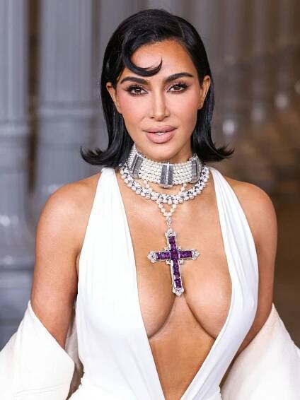 Kim Kardashian v odvážných šatech a se šperkem "po Dianě"