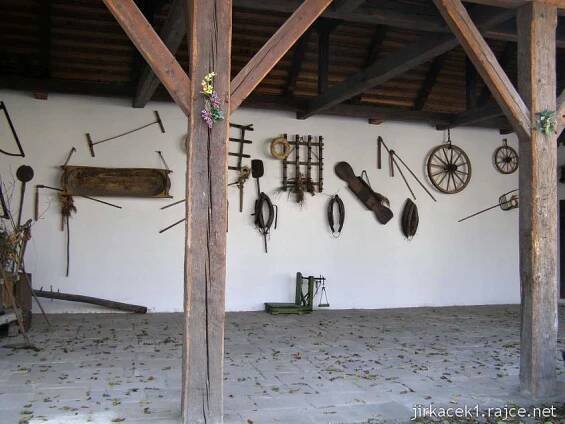 Kozlovice - areál fojtství a obecná škola - expozice na stěně