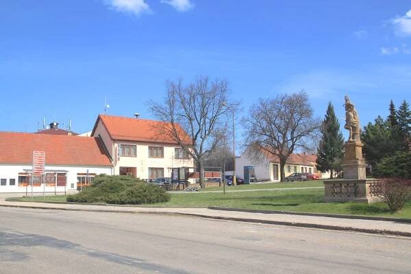 Fotogalerie Doubravice nad Svitavou - putování po zajímavostech obce a okolí - Soukopovo náměstí s památníkem padlým - č