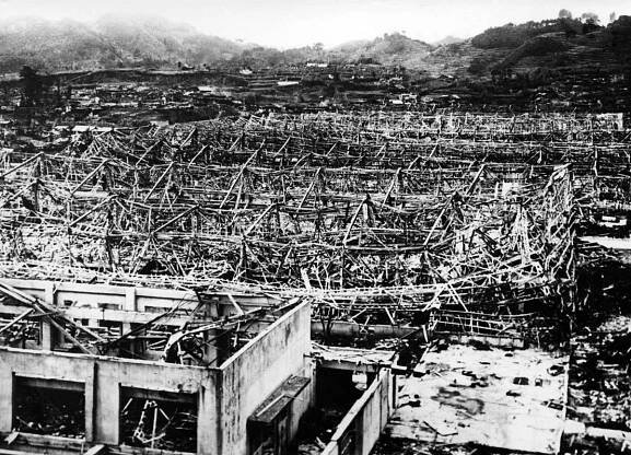 Zničené město Nagasaki po svržení atomové bomby letounem B-29 amerického letectva