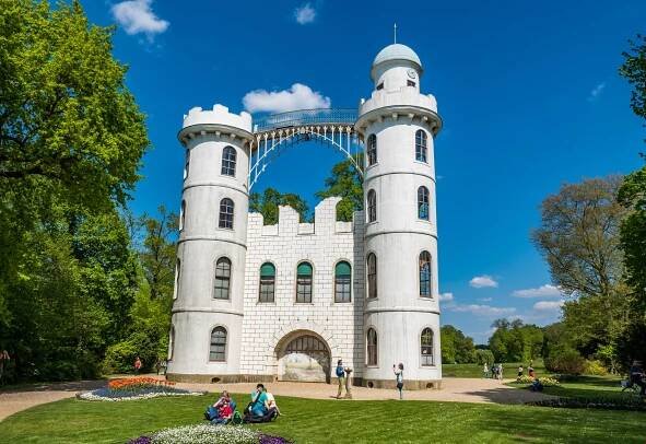File:Lustschloss-the-palace-of-pleasures 27597774403 o.jpg - Wikimedia Commons
