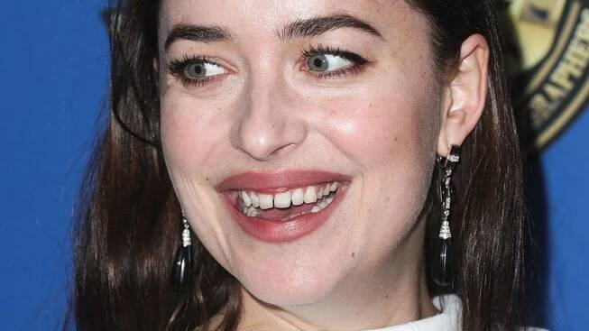 Dakota Johnsonová u moře: 50 odstínů lásky