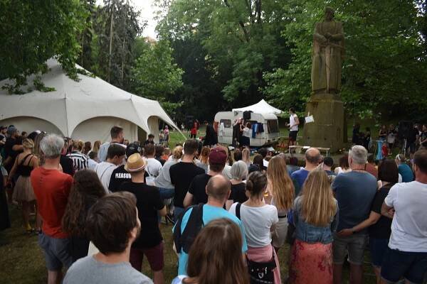 Hradec žije až do prázdnin divadelním festivalem. Najdete se na fotkách?