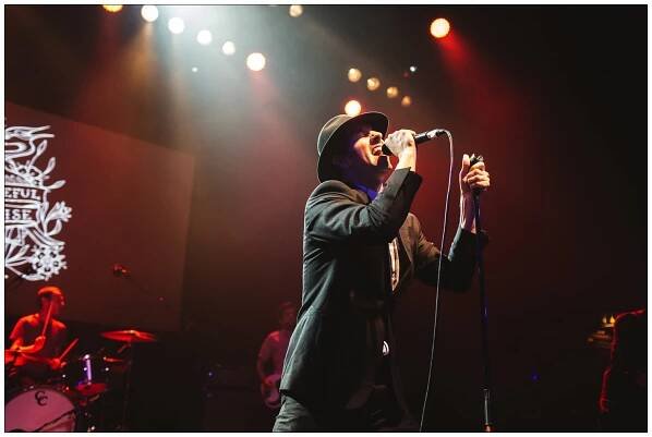 Paul Smith in a hat singing under red lights at The Shepherd's Bush Empire