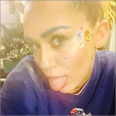 Obří připínák a gumová prsa! Královna nechutností Miley Cyrus to opět rozjela