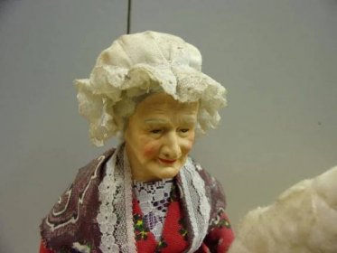 Stará soška, figurka ovčí babička, přadlena, Betlém, Daniel Galli - Starožitnosti