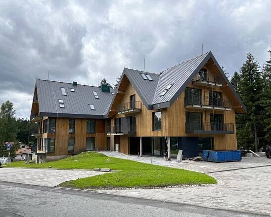 Druhé bydlení v srdci Krkonoš. Nový luxusní projekt nabízí stylové horské apartmány v nejvyšších standardech | TVbydleni.cz