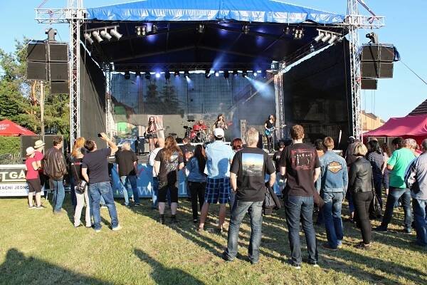 OBRAZEM: Do Rokytnice pozvali i dívčí kapelu. Bylo na co koukat