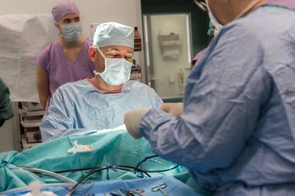 Raritní operace v Brně: Ušní implantát zavádí unikátní robotické rameno