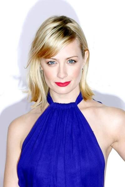 Glamorous Beth Behrs at People's Choice Awards Wallpaper