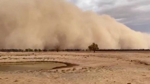 Australské léto: obrovské písečné bouře a devastující krupobití
