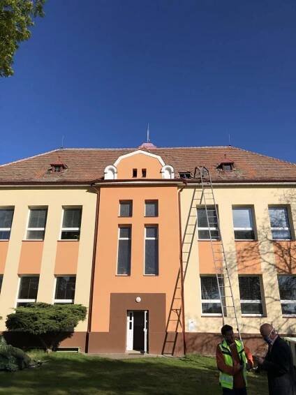 Výměna střešního pláště na ZŠ včetně hodinové věže a hod. stroje - Oficiální stránky obce Ostřešany