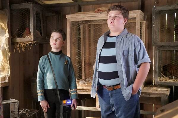 Malý Sheldon - Pozvánka na narozeniny, fotbalové hrozny a kur domácí - Z filmu - Iain Armitage, Wyatt McClure