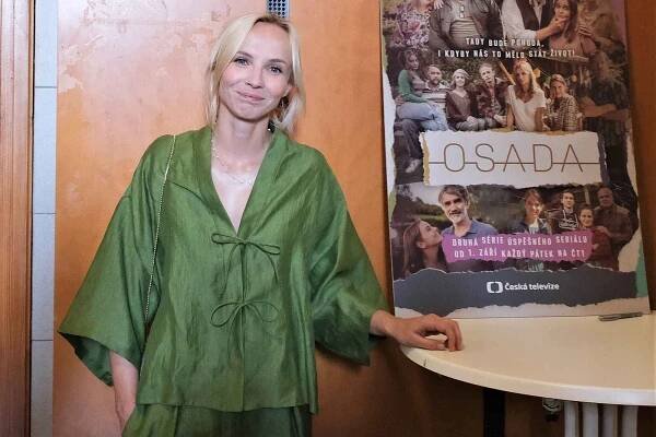 Jana Plodková nechyběla na novinářské projekci jednoho z dílů druhé řady seriálu České televize Osada 