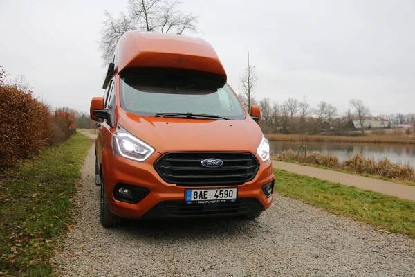 Ford postavil doubledecker pro dobrodruhy na cestách. Zimní výlet v obytném Transitu