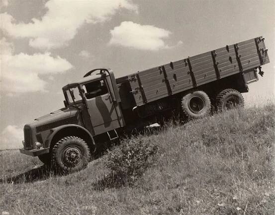 Tatra 111 dobyla Sibiř. V Rusku má pomník a v Číně převálcovala vlak