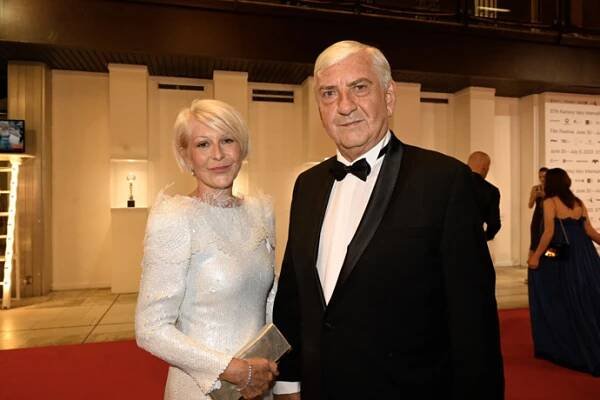 Ve společnosti paní Zuzana reprezentuje také svého manžela Miroslava Donutila. 
