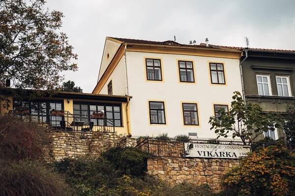 Kontaktujte nás - Vinárna Vikárka