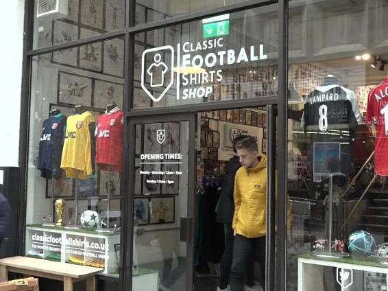 V Londýně frčí retro dresy. Zájem je o Slavii, za Cruijffa dáte 10 tisíc liber