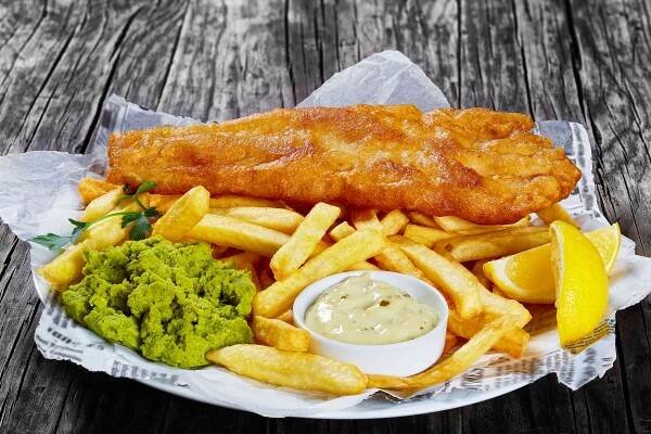 Delicious crispy fish and chips, close-up — Stock Image