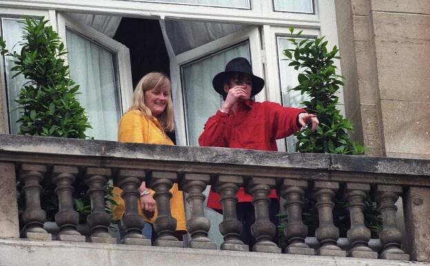 Debbie Rowe and Michael Jackson in 1997, in Paris, France | Source: Getty Images