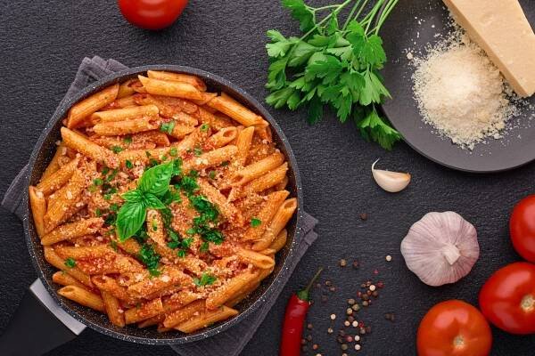 pánev s těstovinami penne all'arrabbiata vařenými podle tradičního italského receptury a ingrediencí s horním výhledem - omáčka arrabbiata - stock snímky, obrázky a fotky