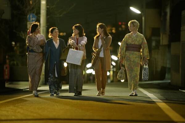 Kjóka Suzuki, Kjóko Koizumi, Acuko Maeda, Erika Sawadžiri, Charlotte Kate Fox - Taberu onna - Z filmu