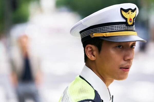 Wi Ha-jun as Hwang Jun-ho in Squid Game Season 2.