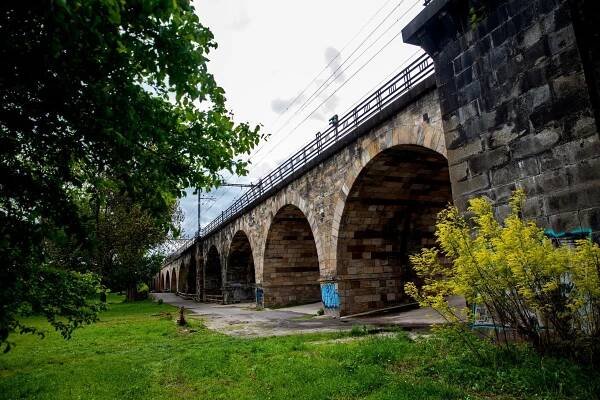 Foto: Velká oprava Negrelliho viaduktu začala. Zavírá i jedna z posledních lidových hospod v Karlíně