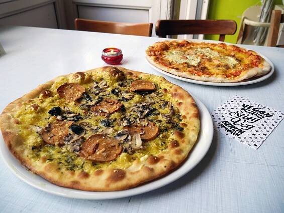 Vegan Bars and Restaurants in Berlin: two pizzas with plant-based toppings

