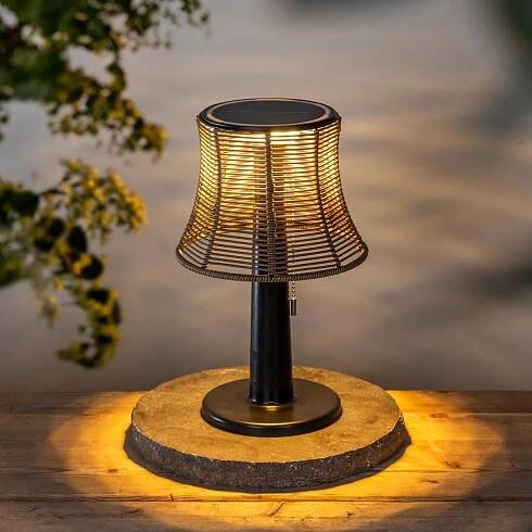 Solární stolní lampa s ratanovým stínidlem