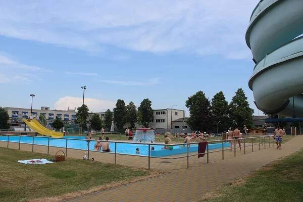 Horko otvírá koupaliště. První byli v Chropyni