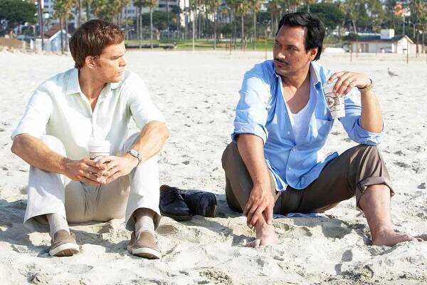 Michael C. Hall as Dexter and Jimmy Smits as Miguel Prado in Dexter (Season 3, episode 4)