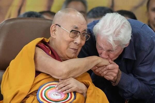 Dalajlama slavil 90, dorazil i Richard Gere. Duchovní vůdce sešlost náhle opustil