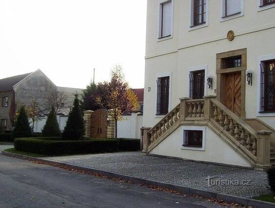 Vsisko-zámek-schodiště s ohradní zdí-Foto:Ulrych Mir.