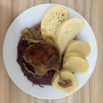 Pomalu tažené kachní stehno, červené zelí, variace knedlíků