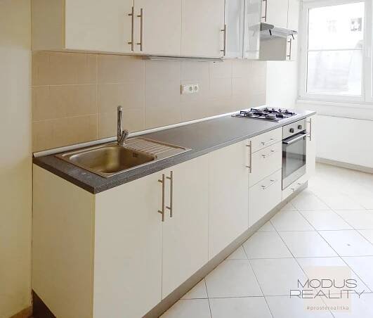 Pronájem nezařízeného bytu 3+1, 75 m2, Trojická, Praha 2. Vhodný pro spolubydlení. 