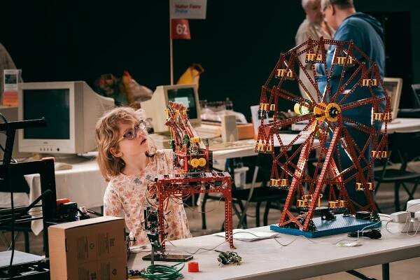 Sedmý ročník festivalu Maker Faire Prague přilákal o víkendu na Výstaviště rekordní počet návštěvníků – Maker Faire Česká
