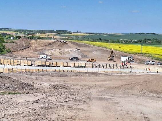 Dálnice D7 ve středních Čechách postupuje: Mezi Slaným a Kutrovicemi už rostou mosty - Středočeský kraj