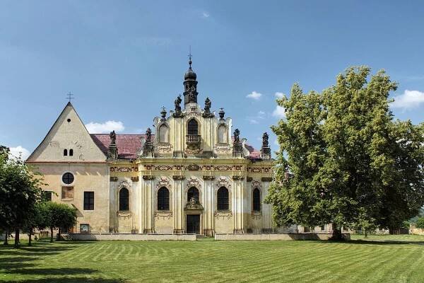 Soubor:Bývalý kapucínský klášter, Mnichovo Hradiště 3.JPG – Wikipedie