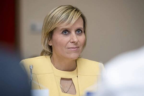 Neovlivní.cz: Stíhaný podnikatel půjčil před volbami auto poslankyni ANO