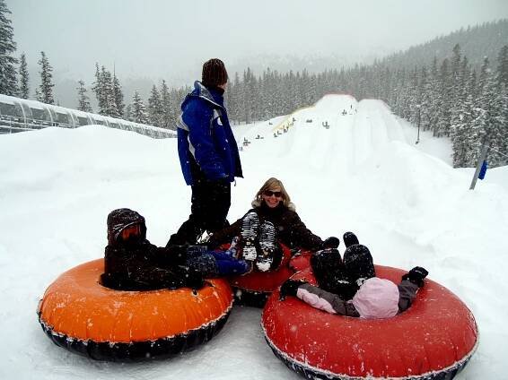 Matku s ročním dítětem srazil při bobování snowtube. Holčička utrpěla vážný úraz