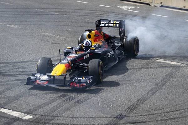 FOTO: Formule 1 v Česku. Centrem Prahy se proháněl David Coulthard