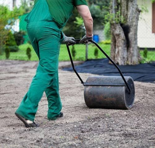 Zahradní válec zpevní zeminu a použít ho můžete i při dosévání trávníku