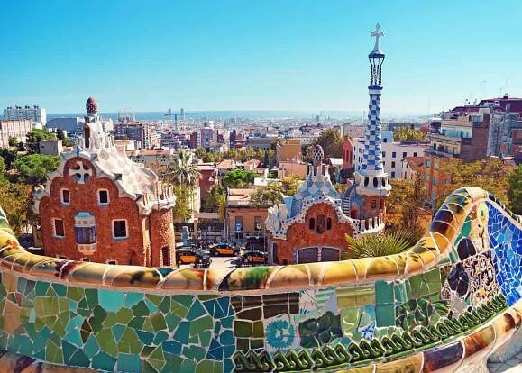 Parco Güell a Barcellona. Il Parco Güell fu commissionato da Eusebi Güell e progettato da Antonio Gaudí.